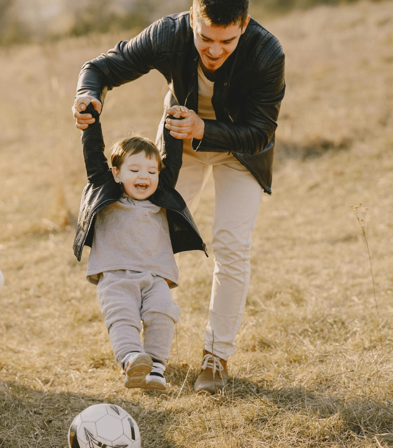 baby and father enjoying physical activities רפואה סינית, צרו קשר